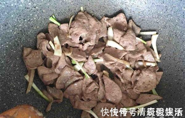 喝酒|最伤害肝的,不是吃药喝酒,是最不起眼的是这件事,大多人每天做