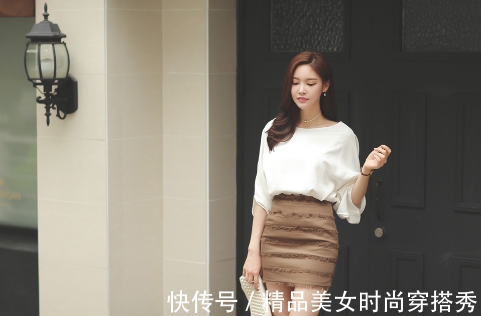 白色|简洁大方的半身裙搭配白色雪纺衫，为你更好地突显出气质