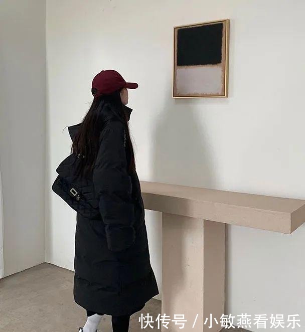 羽绒服+骑士靴,羽绒服+碎花裙,冬天这么穿又美又飒