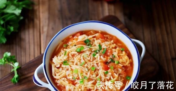 简单一炒十分钟就出锅,酸甜可口,不用担心剩米饭吃不完了!