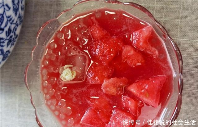 周末回来家陪看望父母,媳妇忙里忙外做一桌子菜,看着真不简单!