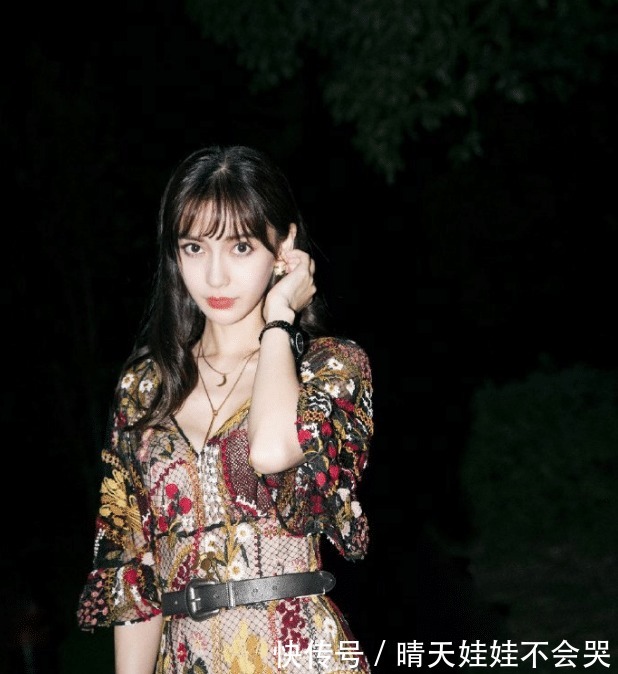 bbaby挑战“高跟拖鞋”,鞋子不顾脚后跟,走路只能靠驱!