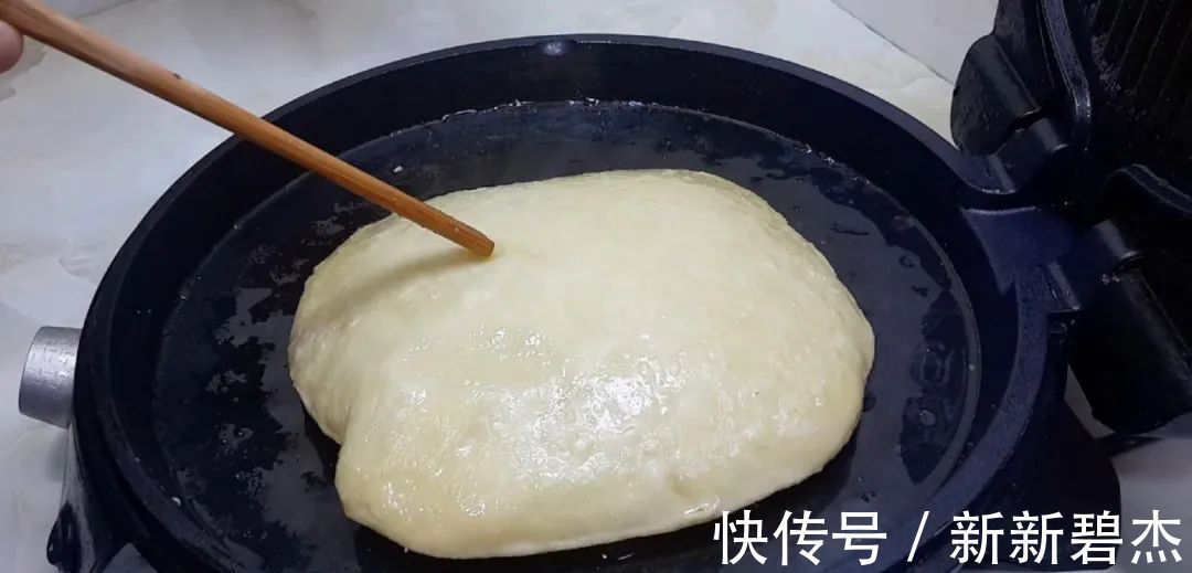 我家烙饼从来不早起,冰箱里一放,比手抓饼好吃,一次四个不够吃