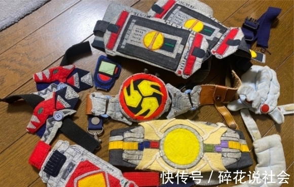 万代|假面骑士:为了实现孩子的梦想,母亲利用布还原了骑士们的腰带!