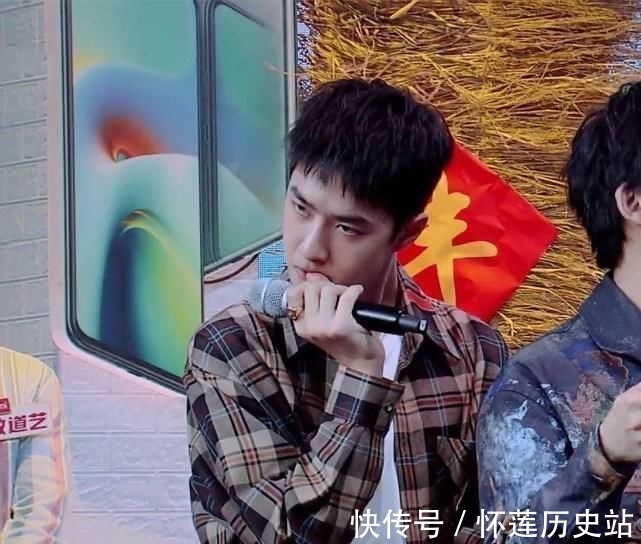 王一博|王一博节目两度咬手皮被抓包,像极了上课走神的小学生,可爱爆表