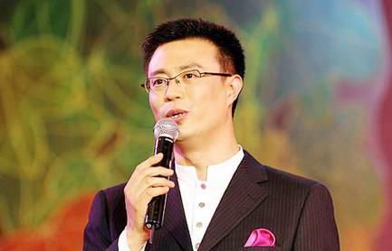 他是央视名嘴,妻子意外瘫痪不离不弃,今52岁儿女双全成人生赢家