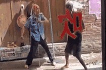 |搞笑GIF:来来来,今天毕业高兴,给大家表演一个后空翻!