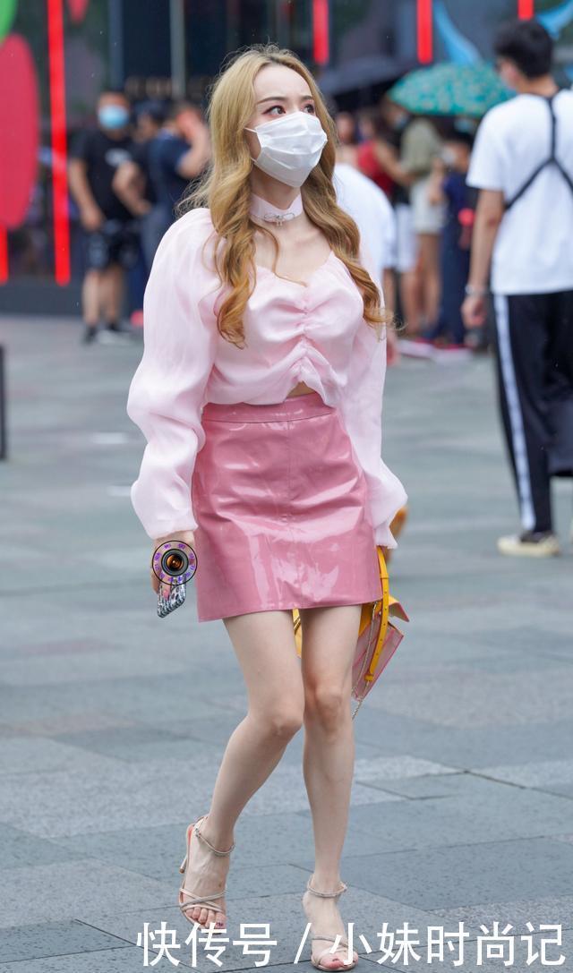  美女|街拍：粉色减龄效果好, 美女选择粉色系搭配加细跟凉鞋, 减龄又显身材
