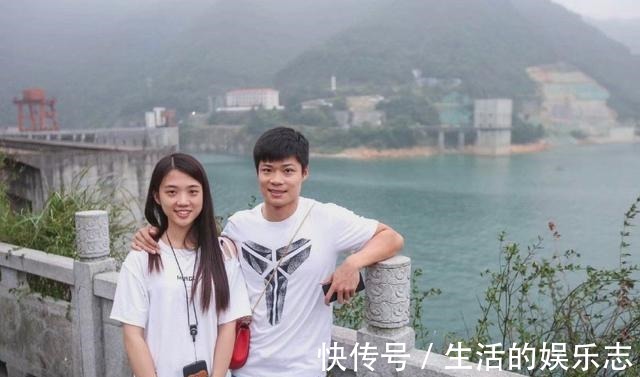 甜美风|苏炳添奥运封神离不开家人支持，妻子抱娃出镜打扮甜美，好贤惠呀！