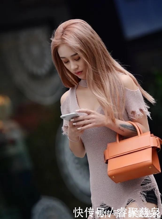 裤装|粉色别致上衣，搭配黑色短款裤装，打造出整条街最拉风的造型