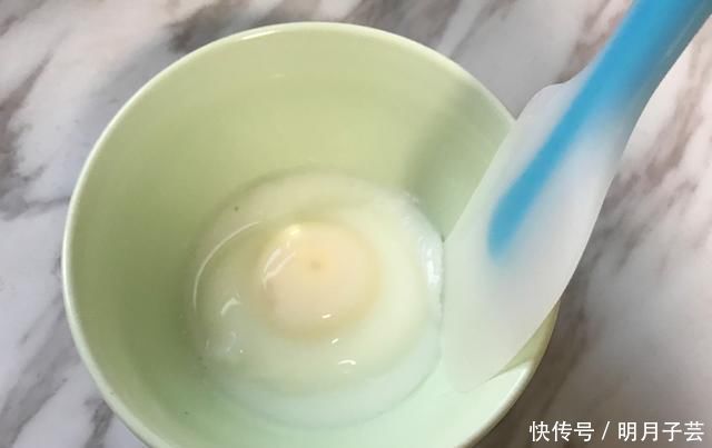 做荷包蛋时,万万不可直接下锅,多加这几步,鸡蛋圆嫩不散花