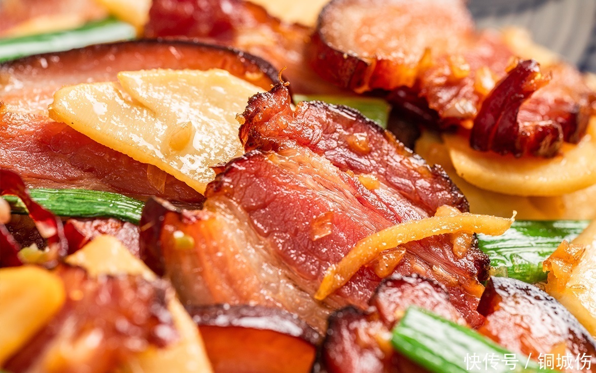 冬天,它和腊肉是天生一对,“金衣白玉,蔬中一绝”,香到舔盘子