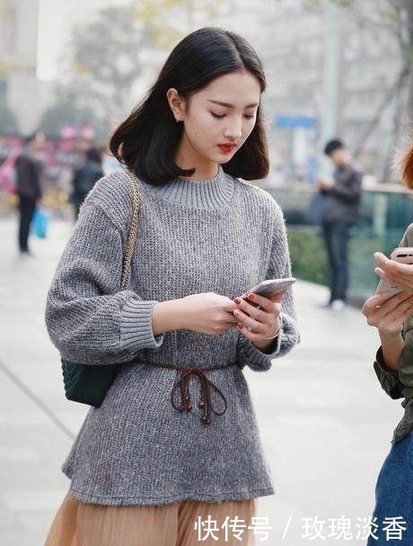 妖娆|街拍: 性感小姐姐口红涂得太多, 但还是十分妖娆