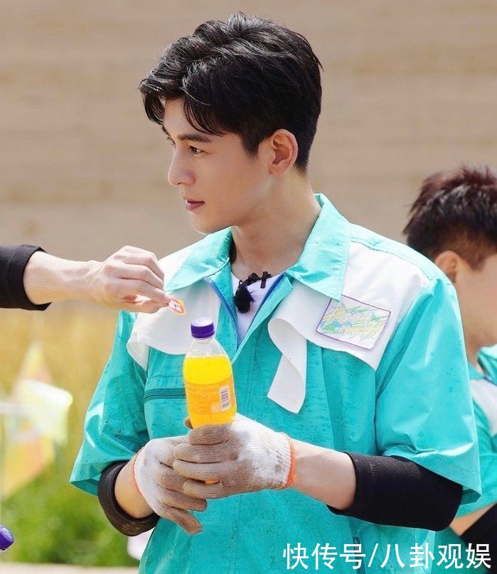 路透图|牛气满满的哥哥路透照,陈立农含奶嘴,我却被王耀庆的菠萝头吸引