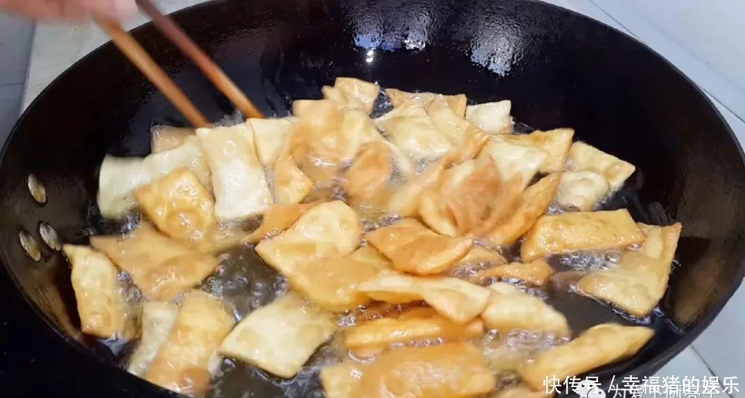 面粉别炸油条了，锅里炸一炸，做出特色小零食，比薯片麻花还好吃