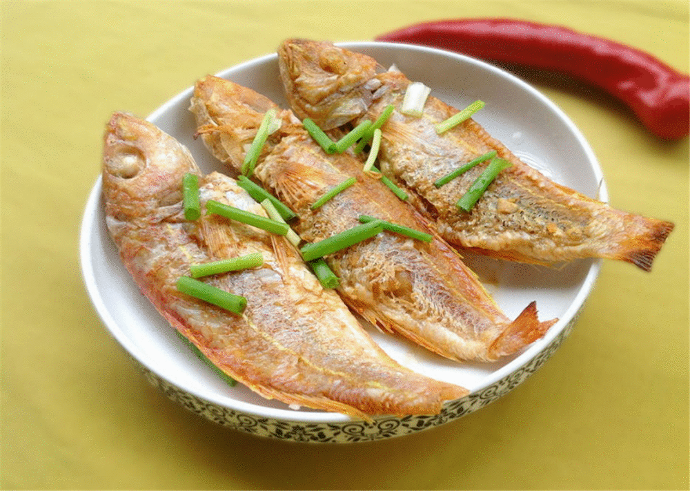 煎鱼时,只放油是不对的,多加这样“东西”,鱼皮完整还不粘锅