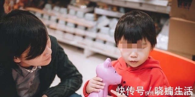 爸爸|爸爸嫌玩具太贵,在超市里跟孩子撒泼打滚,儿子:不买了还不行吗