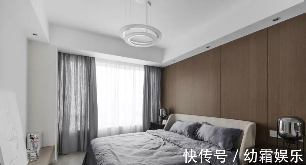 原木色|夫妻的现代简约三居，黑白灰+原木色高雅轻奢，小书房最酷，晒晒