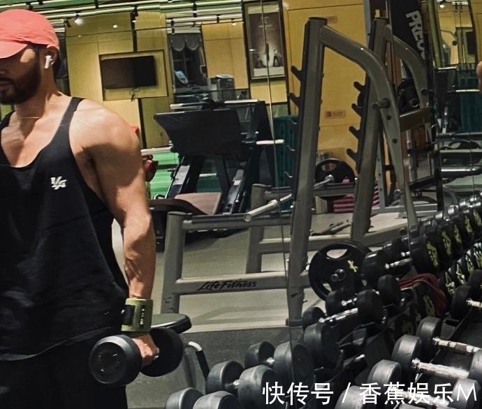 健身房|31岁的平面模特,络腮胡尽显男性魅力,撸铁打造满身肌肉帅气逼人!