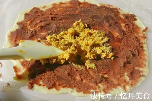 做蛋黄酥不用和面做油酥的懒人方法，一张手抓饼搞定，做法也简单