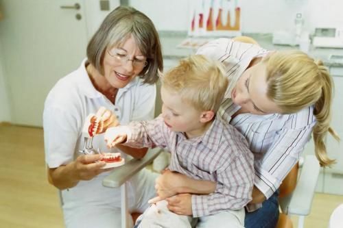 蛀牙|孩子满口蛀牙很多时候并不是因为吃糖果,而是家长这 3 种习惯害的