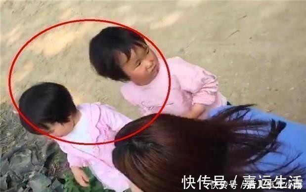 女儿|双胞胎女儿两地成长,一个在城市一个在农村,两年后再见妈妈后悔