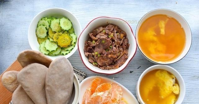 开学了，孩子早餐不将就，早起一会就做好，有肉有蛋，比出去吃好