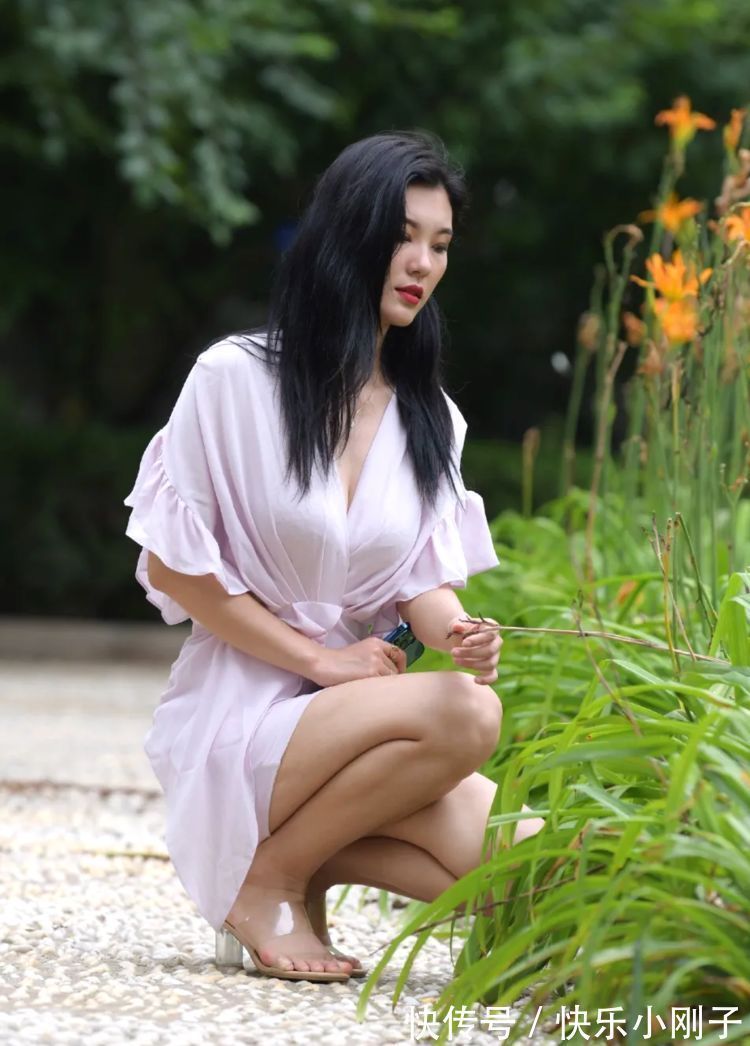 身材 小姐姐身穿V领连衣裙搭配高跟鞋,更显时尚优雅气质