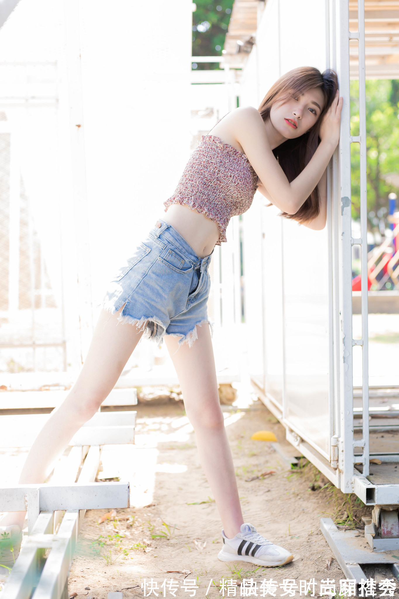 牛仔短裤 碎花的吊带背心清新又时尚,搭配一条高腰牛仔短裤,休闲范十足