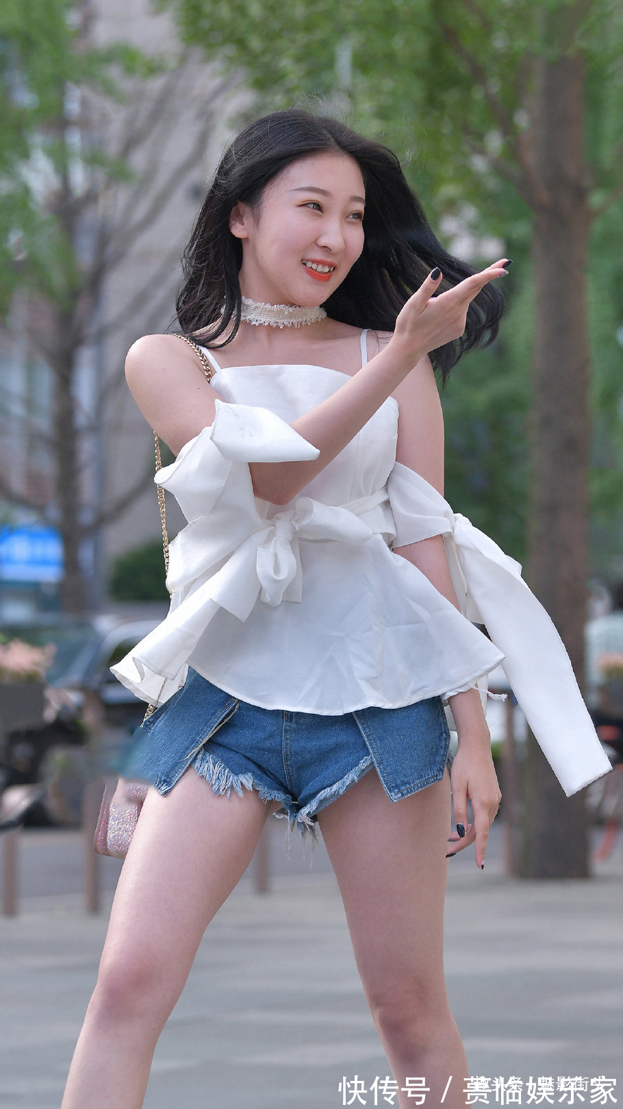 高跟凉鞋 白色吊带上衣加蓝色牛仔短裤,搭配白色高跟凉鞋,穿出青春和俏皮