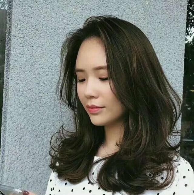 适合五十岁女人的减龄发型，时尚洋气又接地气，好打理又有女人味