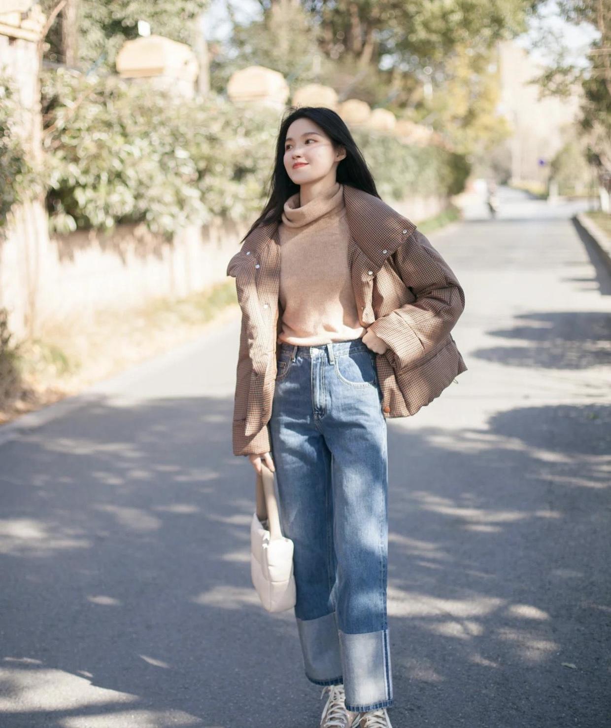 直筒|奔三奔四的女性如何选牛仔裤,掌握这几个搭配方法,洋气又减龄