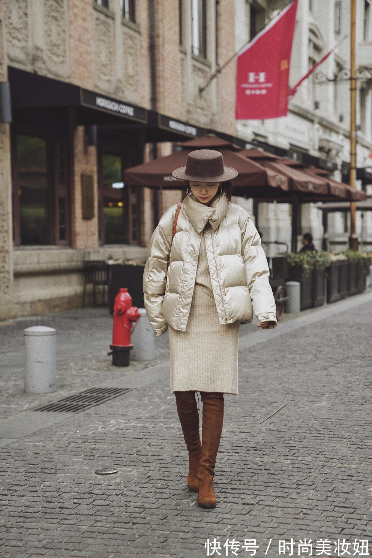 半身裙|难怪时髦精都爱“羽绒服+半身裙”,保暖洋气就算,还显高显腿长