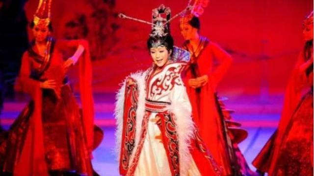 歌舞廳|從乞丐變身“貴妃”,一夜爆紅的國家一級演員,如今突然銷聲匿跡