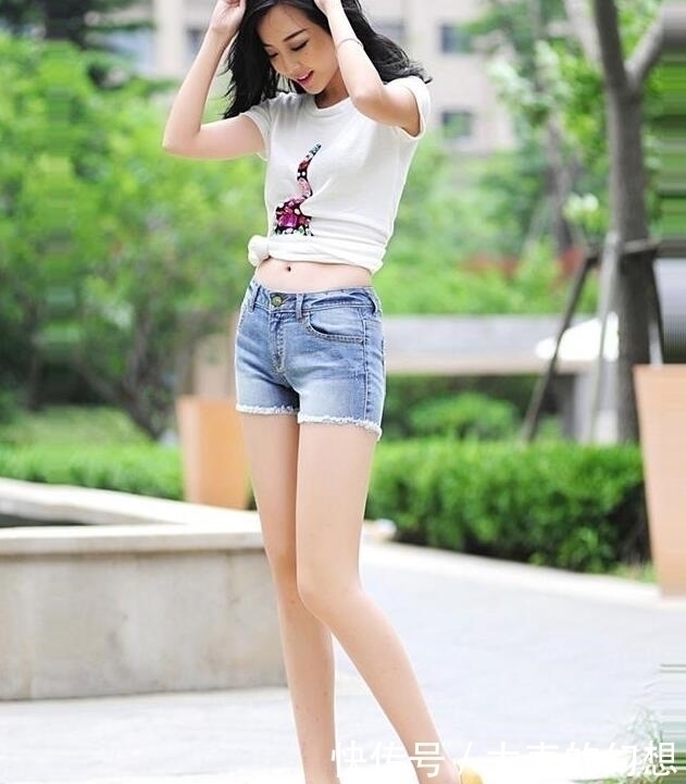 紧身牛仔裤|靓丽牛仔裤英姿飒爽的美女,穿出独特的气质感,让人眼前一亮