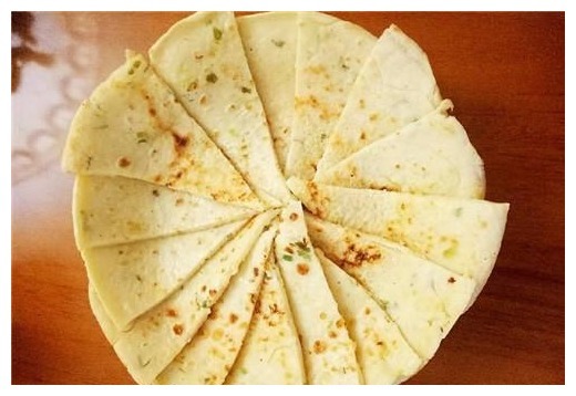 这饼咸香诱人,手不沾面就做好,饼皮焦脆,饼心松软,隔几天就馋