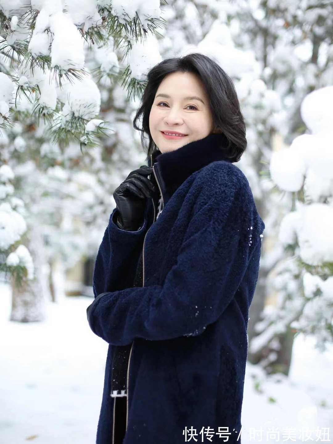 咖啡色|50岁女人如何“优雅过冬”?学她的穿搭思路,温柔大方又高级