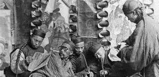 女子|13张老照片再现吸食鸦片的清朝百姓男子骨瘦如柴,女子媚态毕露