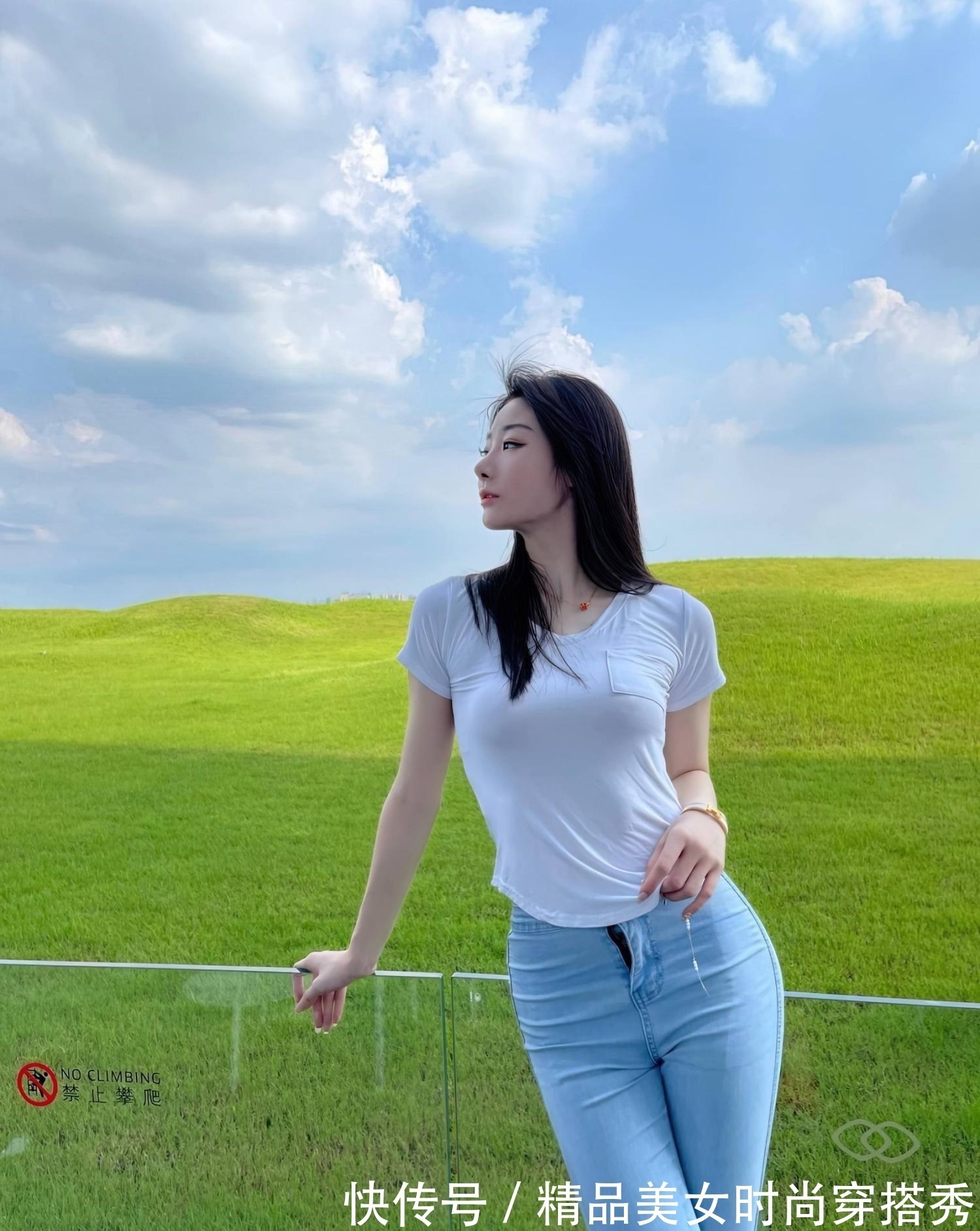 优雅 水洗白的牛仔裤干净利落,修身的款式更加的显身材,尽显优雅气质