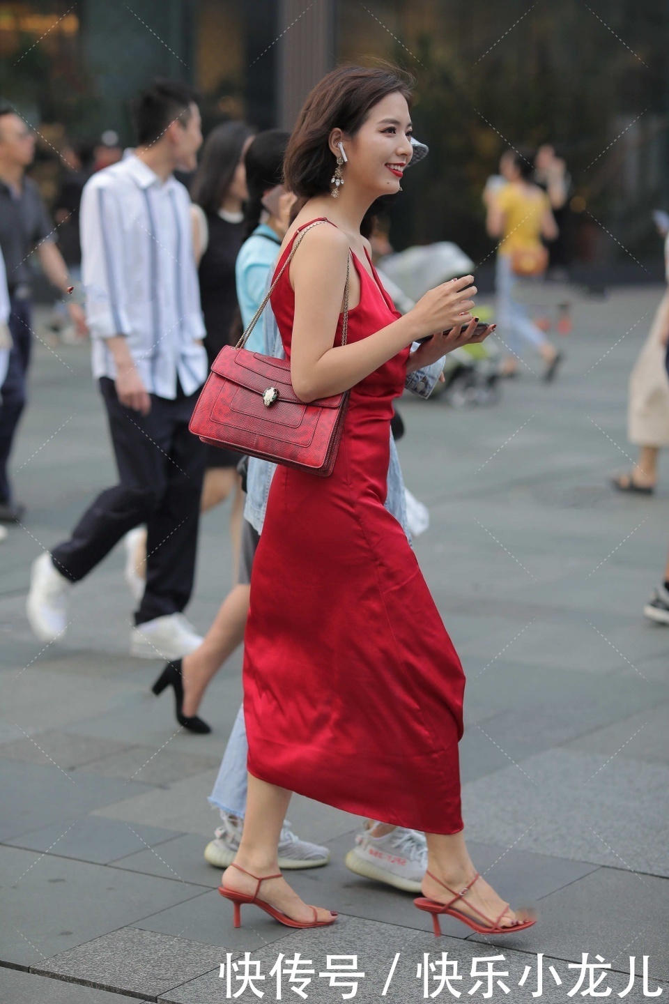 高跟鞋|想要让人一眼就记住，凸显耀人光彩，你需要一件红色的真丝连衣裙