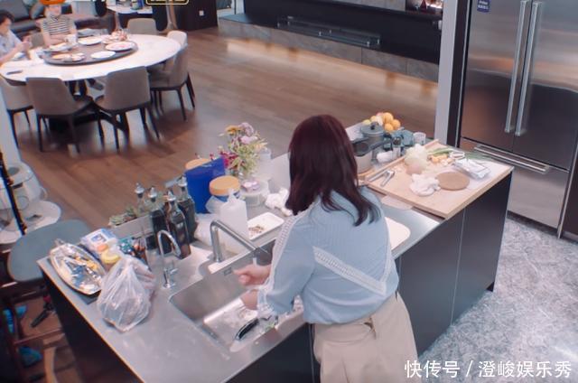 儿媳妇|黄圣依给婆婆洗澡,陈松伶跪地为婆婆穿鞋,孝顺背后是老公的差距