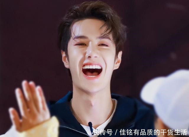 王一博给粉丝投食遭疯抢，手臂压出青筋重到弯腰，无奈转头抿嘴笑