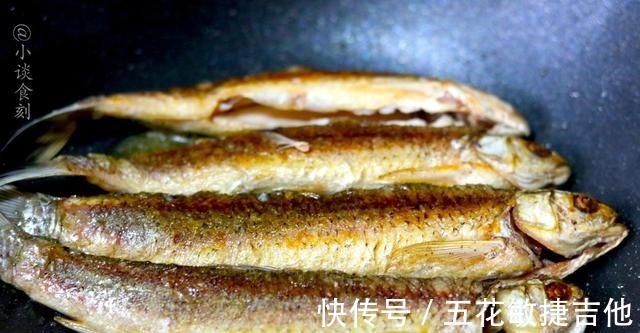 韭苔|小两口的精致晚餐，晒到朋友圈火了，网友不仅会吃，还会过日子！