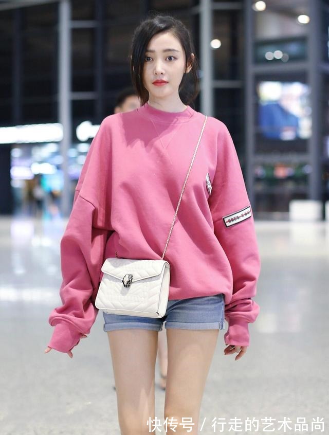 张天爱|针织衫已经过时了,现在流行穿这种“初恋衣”,温柔减龄又百搭!