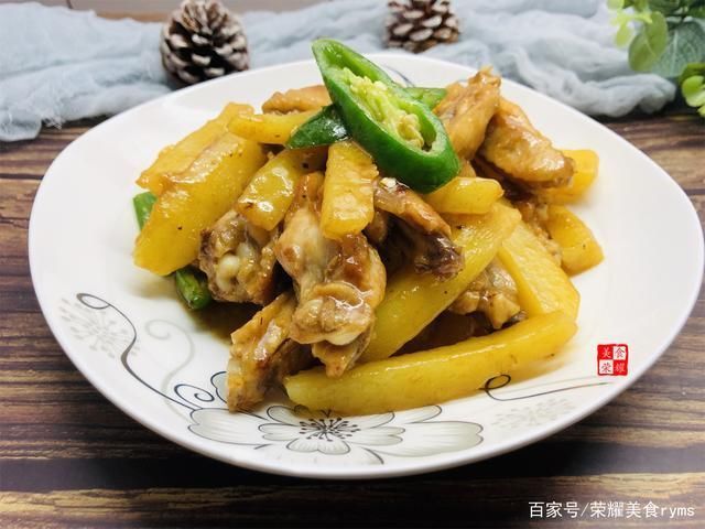 小孩|原来鸡翅可这样做,小孩吃起来更方便了,和土豆搭配做一道传统菜