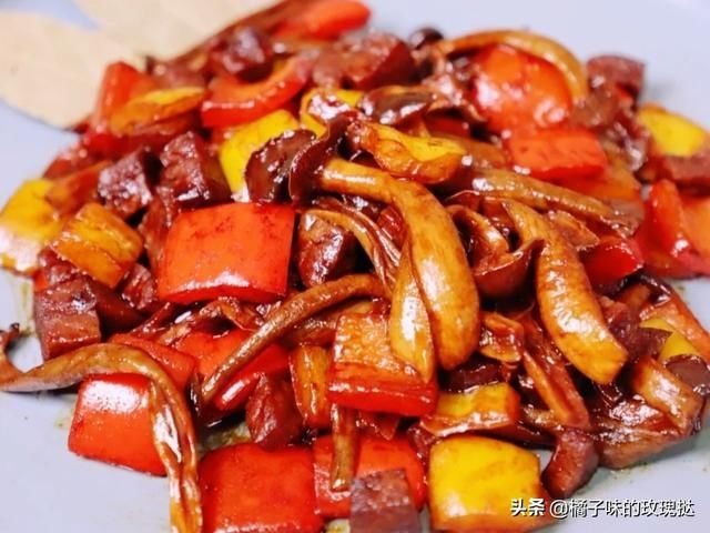 苦瓜炒鸡蛋|餐桌上的家常菜必备：苦瓜炒鸡蛋，清蒸银鳕鱼，黑椒牛排炒鹿茸菇