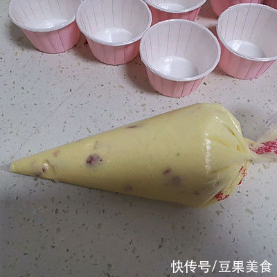 #健康甜蜜烘焙料理#草莓酥粒马芬蛋糕