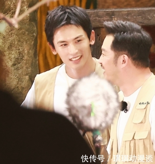 小蛮腰 张哲瀚、许凯录制跑男,两人头上铺满了泡沫,这是玩游戏输了吗