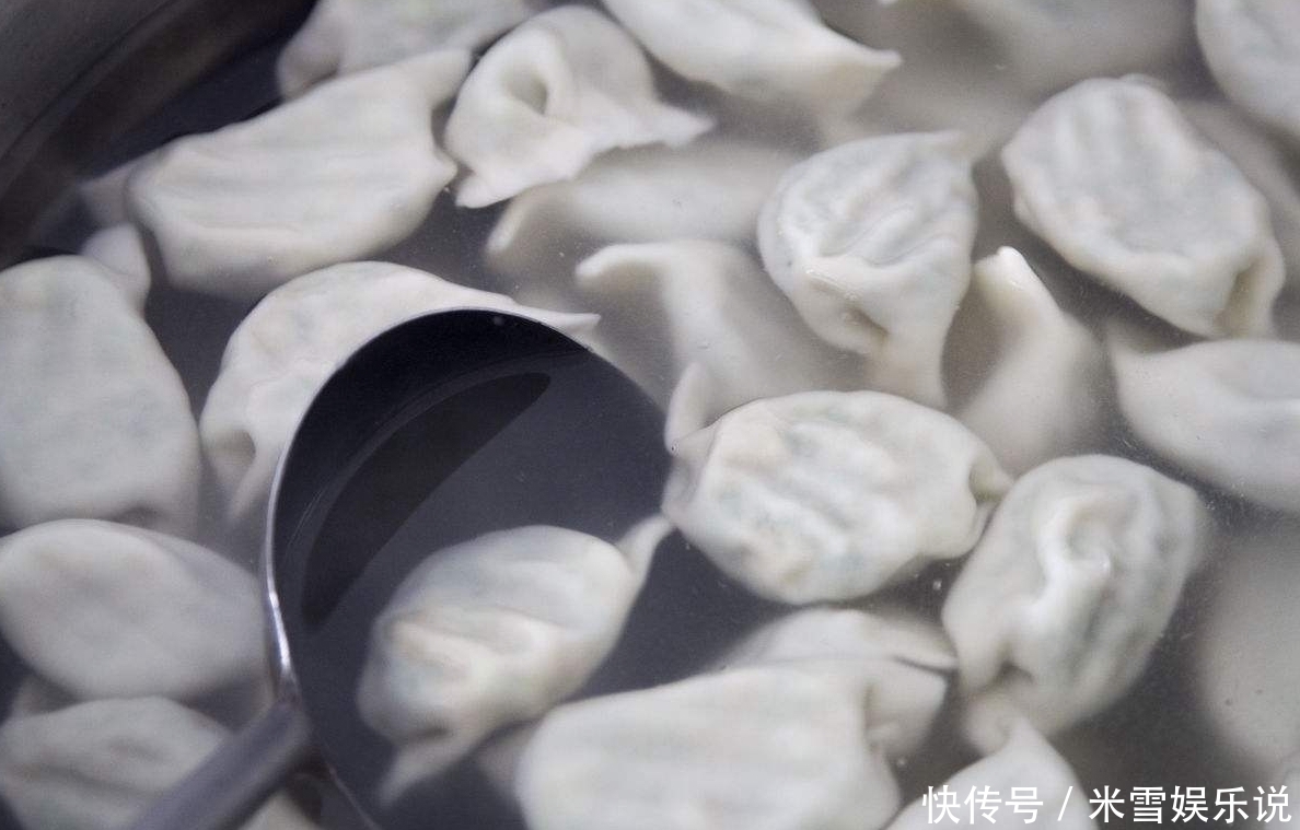 锅盖|煮饺子时,开锅就下饺子是不对的,牢记两个技巧,饺子不破皮