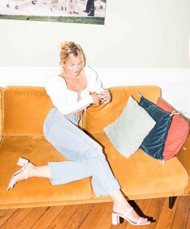 穿着|别总穿一字带凉鞋，今夏流行这些“双带”凉鞋，时髦洋气又舒适